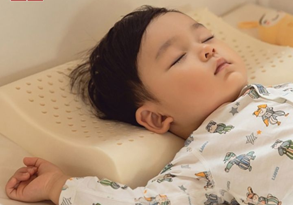 trẻ nằm gối cao su non