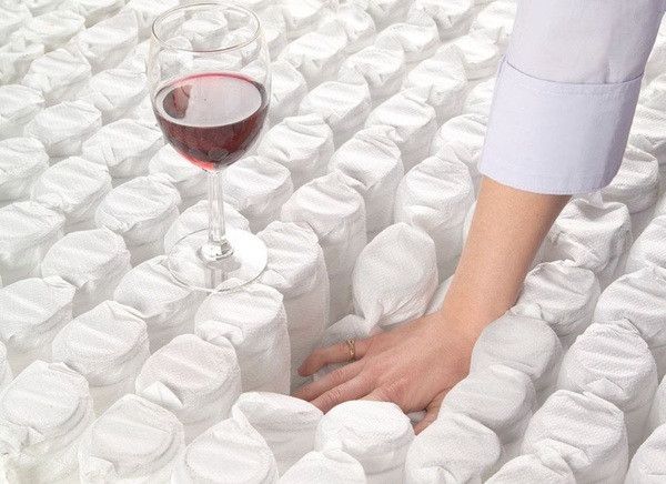 nằm đệm lò xo bị đau lưng