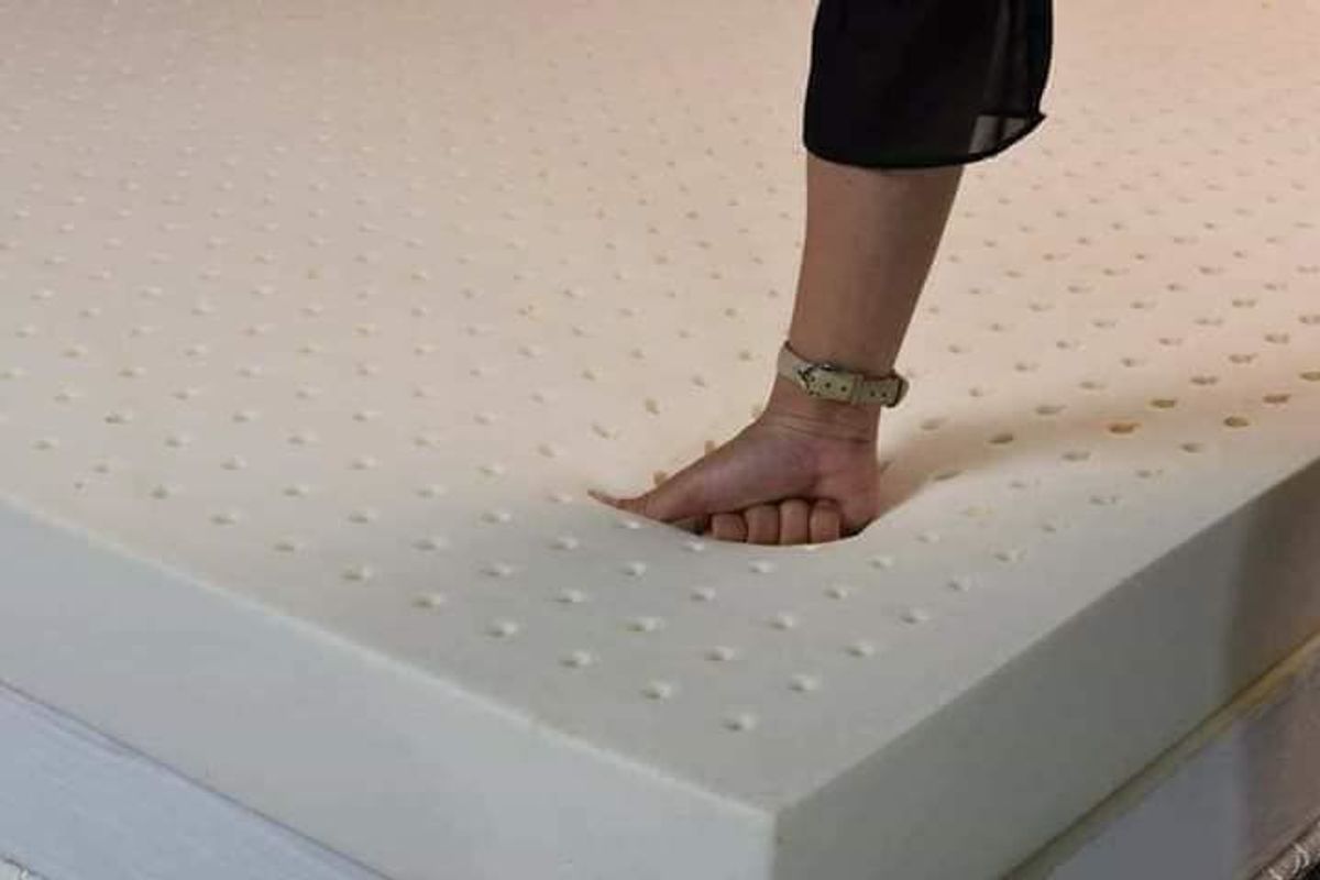 nệm cao su non nằm có đau lưng không