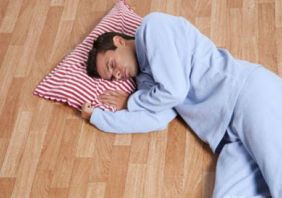 nam ngu duoi nen gach 3 7b15021d