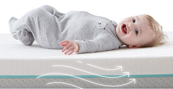 Trẻ sơ sinh nên nằm nệm cứng