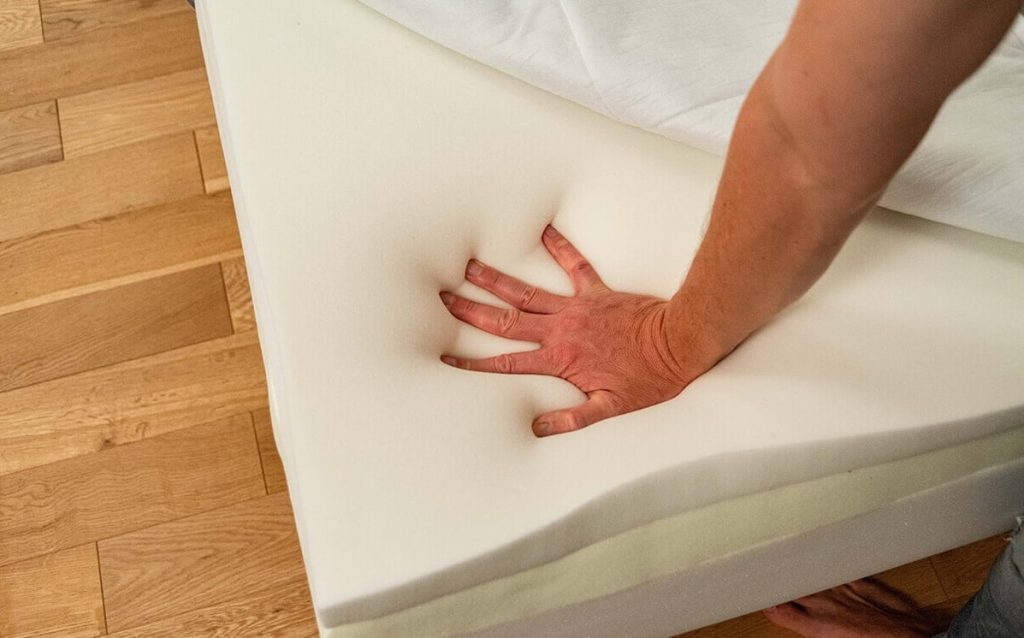 nệm cao su non nằm có đau lưng không