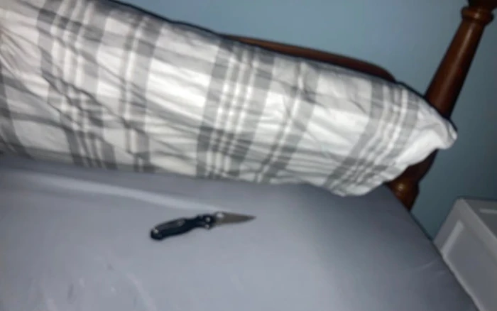 có nên để dao ở đầu giường