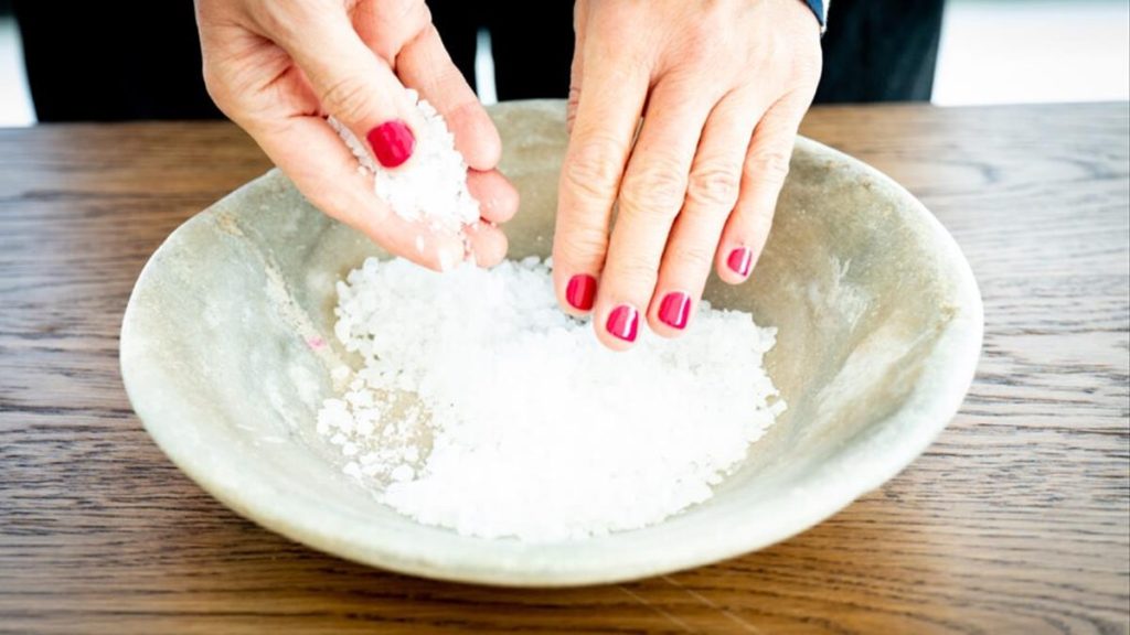 có nên để muối trong phòng ngủ