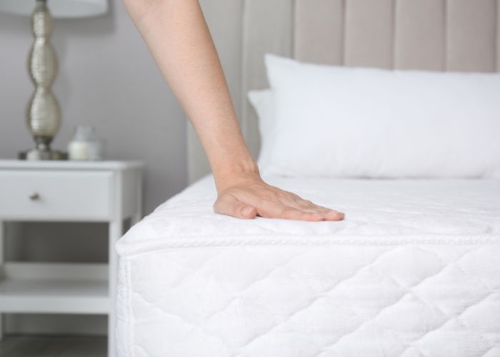 đau lưng có nên nằm nệm không