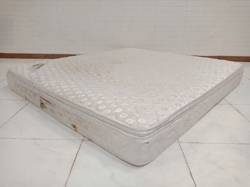 đau lưng có nên nằm nệm không