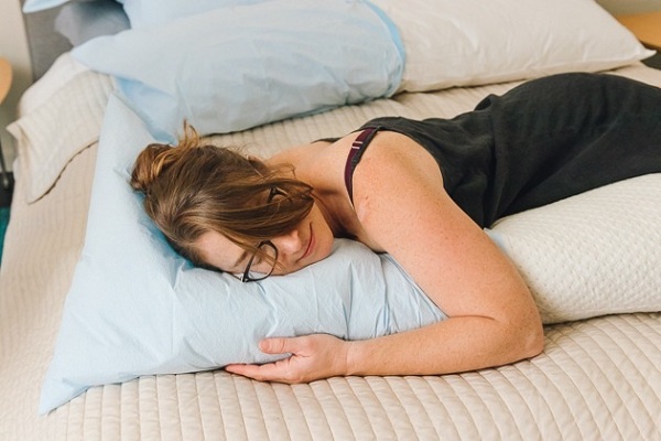 Cách kê gối ngủ đúng cách giúp ngủ sâu và giảm đau mỏi 13 ke goi ngu 11