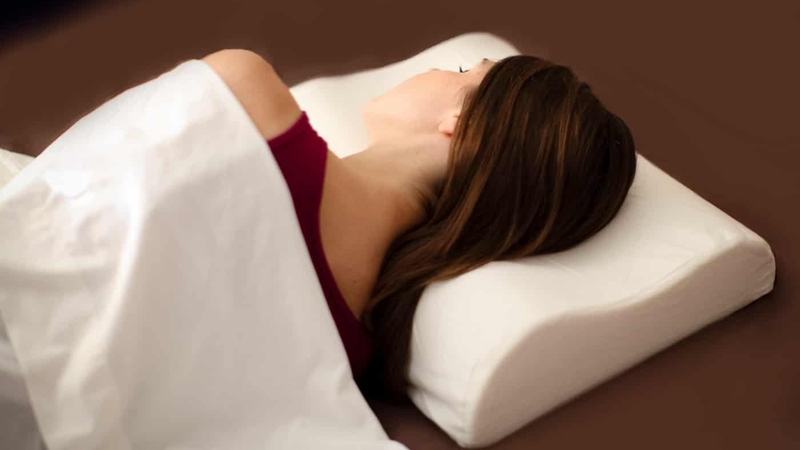 Cách kê gối ngủ đúng cách giúp ngủ sâu và giảm đau mỏi 14 ke goi ngu 7