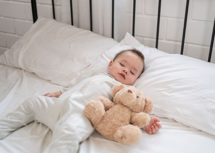 Trẻ nằm nệm bị nóng lưng