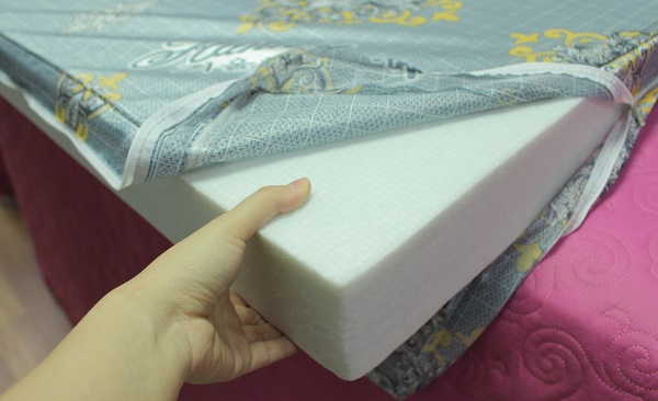 Trẻ nằm nệm bị nóng lưng