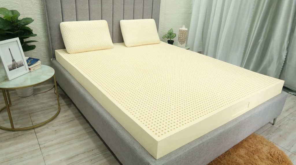 Trẻ nằm nệm bị nóng lưng