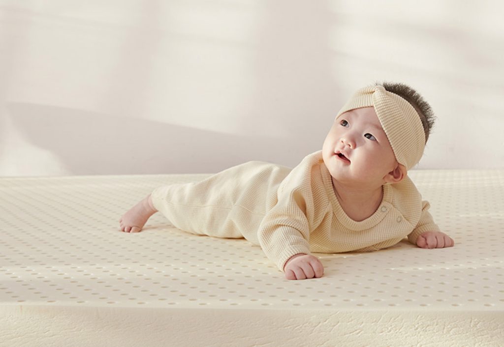 Trẻ nằm nệm bị nóng lưng