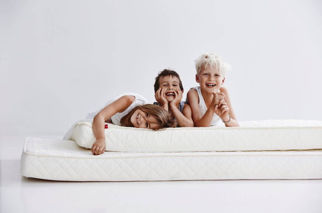 Trẻ nằm nệm bị nóng lưng