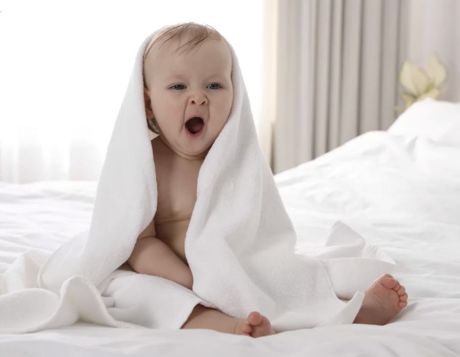 Trẻ nằm nệm bị nóng lưng