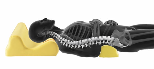 Có nên kê gối dưới lưng khi ngủ