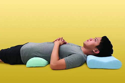 Có nên kê gối dưới lưng khi ngủ