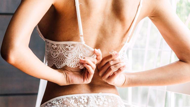 Đi ngủ có nên mặc áo lót không