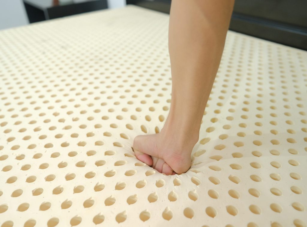 Mùi đệm cao su có độc không