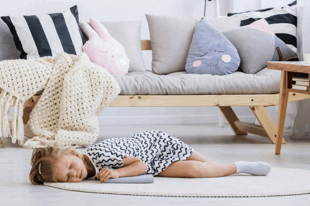 nằm ngủ dưới nền gạch