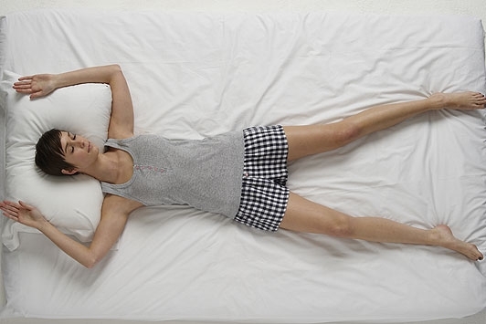 Tư thế ngủ giảm mỡ mặt