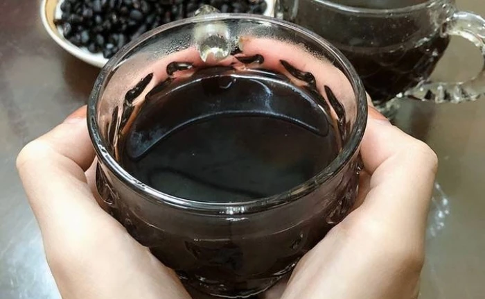 Uống nước đậu đen trước khi đi ngủ