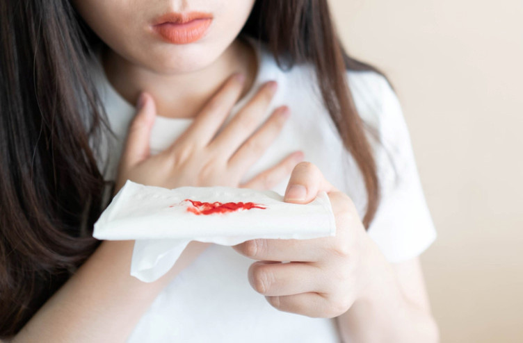 Sáng ngủ dậy có máu trong miệng là dấu hiệu gì? Nguyên nhân và cách xử lý đúng 63 Sáng ngủ dậy có máu trong miệng