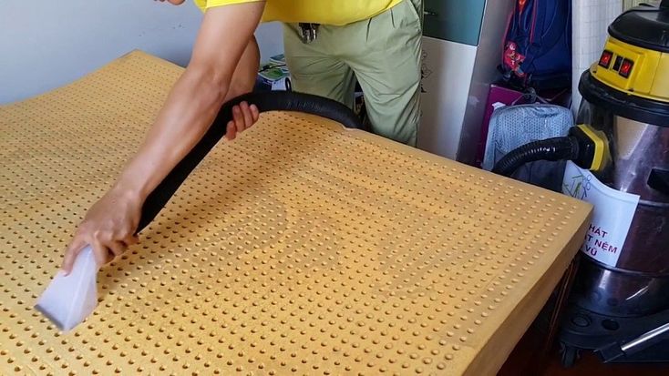xử lý nệm cao su bị mốc