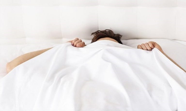 nằm ngủ trong phòng kín có sao không