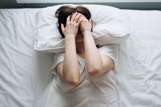 nằm ngủ trong phòng kín có sao không