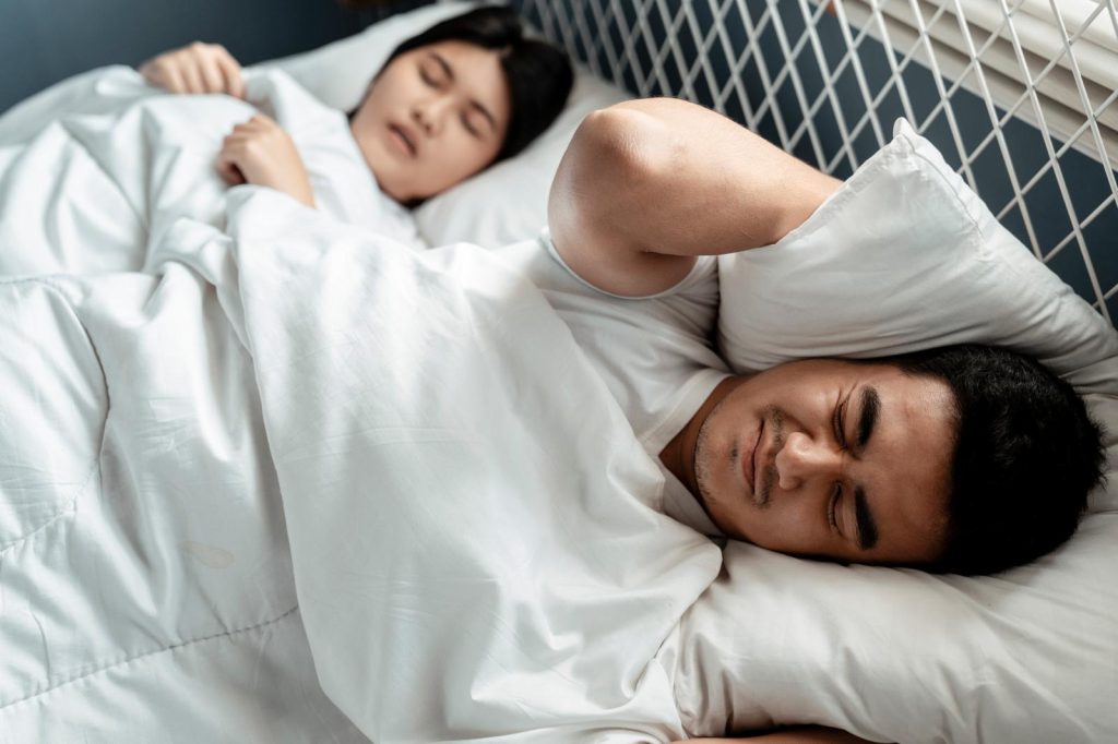 nằm ngủ trong phòng kín có sao không